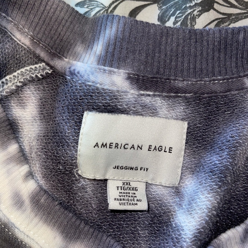 Women’s oversized long sleeve crewneck sweatshirt